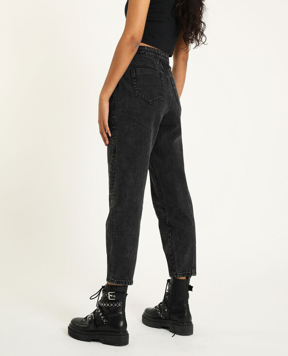 Jean deals slouchy noir
