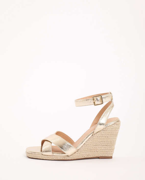 Chaussures sales dorées compensées