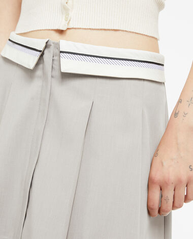 Jupe courte plissée avec ceinture fantaisie gris clair - Pimkie