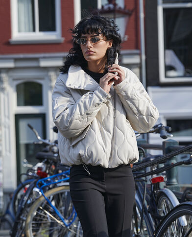 Blouson matelassé en simili cuir blanc cassé - Pimkie