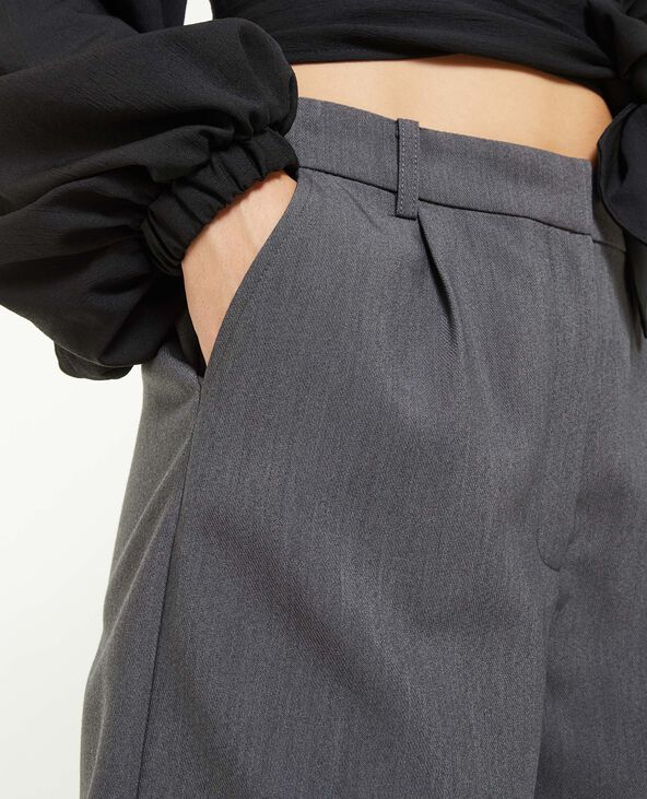 Short taille haute avec pinces gris foncé - Pimkie