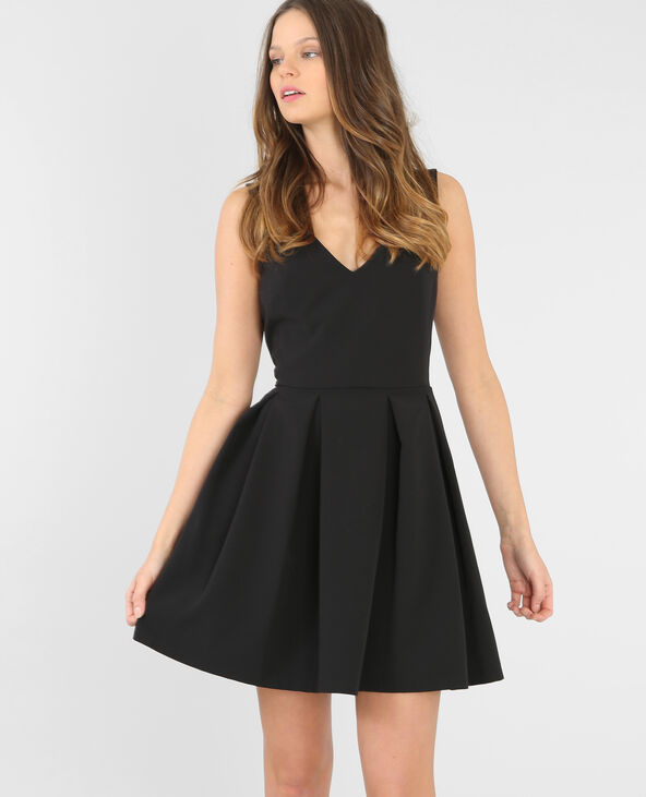 Une robe sales décolletée