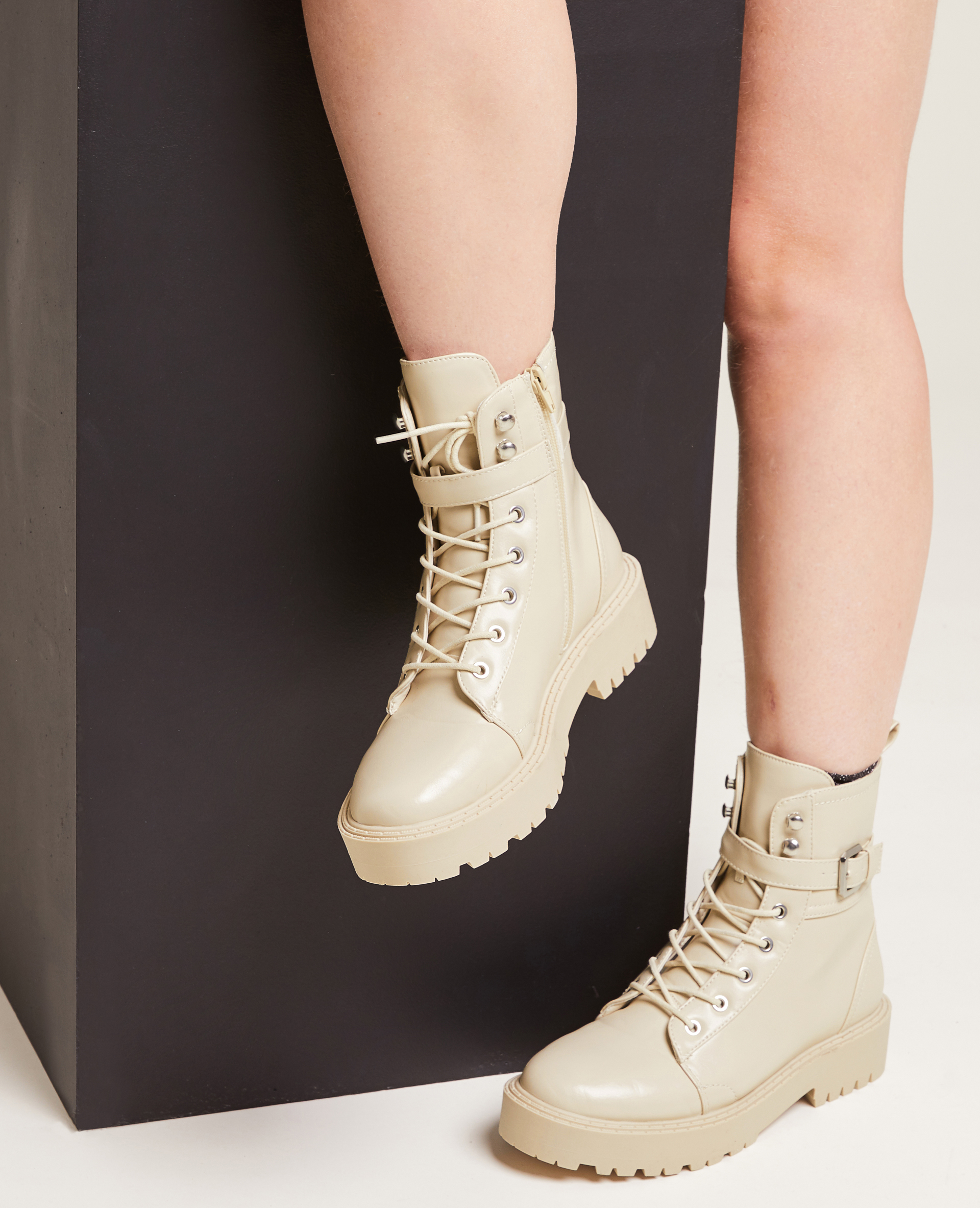Boots lacets semelles crant es