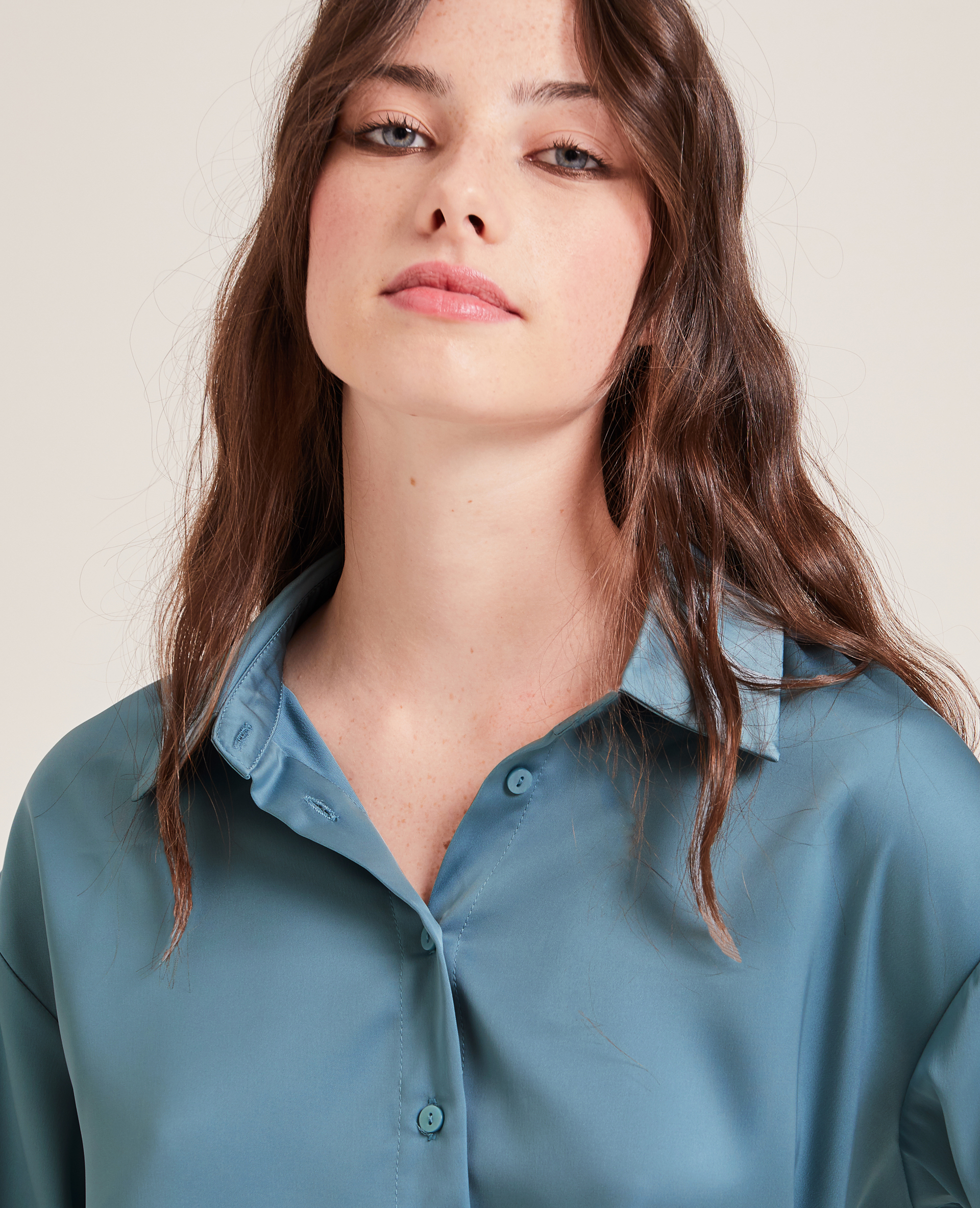 Chemise courte en tissu satiné bleu - Pimkie