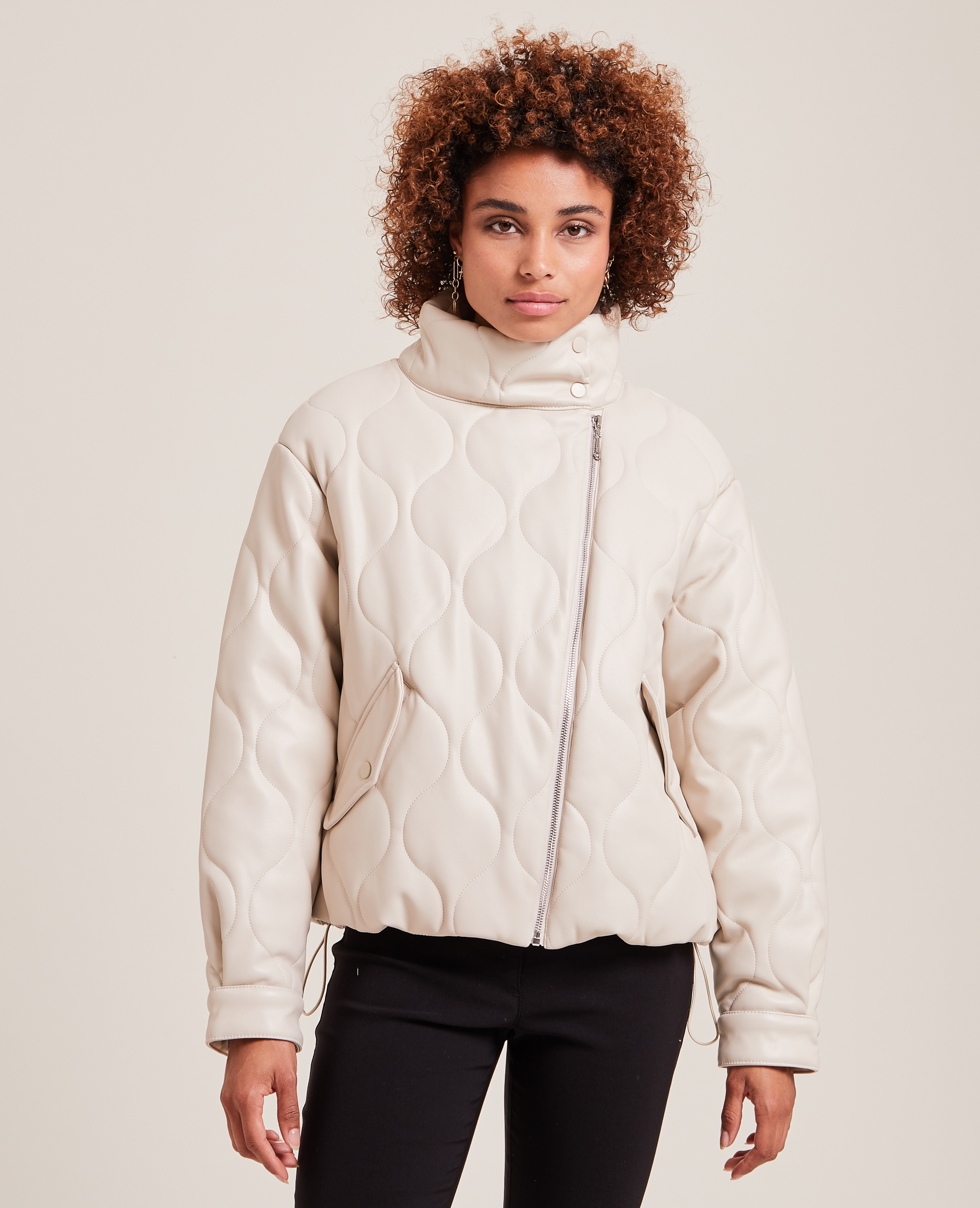 Blouson matelassé en simili cuir blanc cassé - Pimkie